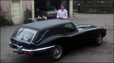 Cette Jaguar Type E a été transformée en corbillard tout exprès pour le film ...