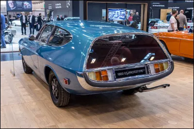 Avant la sortie de la 1800 ES, Volvo s'était essayé à ce prototype nommé "Raketen" : que signifie ce mot, en suédois ?