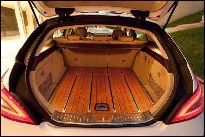 Parmi les plus modernes, cette Mercedes CLS 63 AMG, dont le l'arrière est en ...