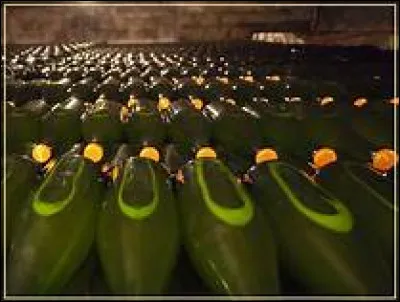 Quelle est la durée minimale réglementaire pour les champagnes sans année entre tirage et commercialisation ?