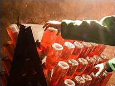 Combien y a-t-il de bouteilles sur une face du pupitre ?