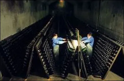 De combien de tours tourne-t-on les bouteilles par tenues ?