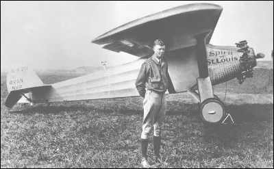 Qui a effectué la première traversée aérienne de l'océan Atlantique de New York à Paris en solitaire et sans escale dans son avion le ''Spirit of St. Louis'' ?