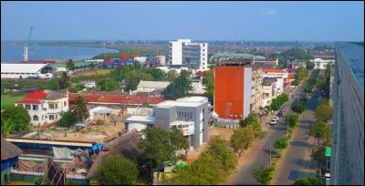 Quelimane, 350 000 habitants, est une ville d' ...