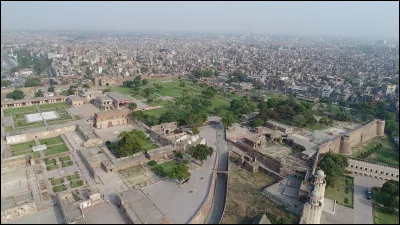 Lahore, 11 millions d'habitants, est une ville d' ...