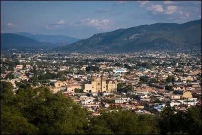 Oaxaca, 300 000 habitants, est une ville d' ...