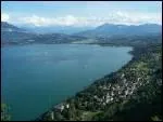Au bord de quel lac est situe la ville d'Aix-les-Bains ?