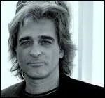 En 1990, quel navigateur franais est  la fois vainqueur du Vende- Globe Challenge et champion du monde des skippers ?