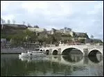 Quelle ville de Belgique est situe au confluent de la Meuse et de la Sambre ?