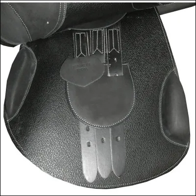 Comment appelle-t-on la partie qui recouvre les contres sanglons sur la selle ?