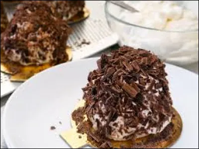 Dans la recette du merveilleux, qu'est-ce qui est généreusement recouvert d'une crème fouettée au chocolat et décoré avec des copeaux de chocolat ?