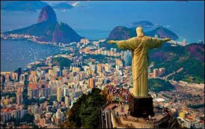 La statue du Christ se trouve au ______.