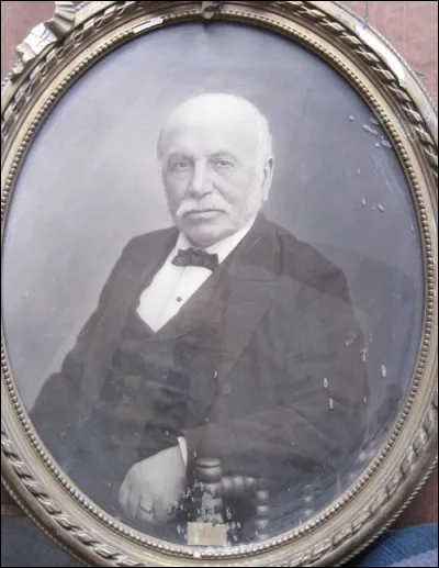 Cette photographie nous montre le portrait...