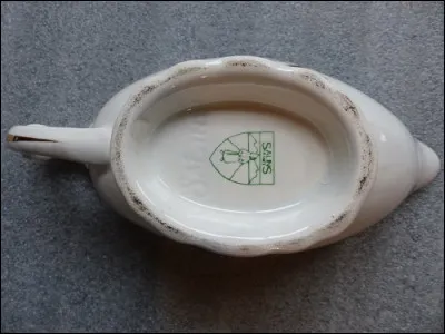 Les faïenceries de Salins ont produit des pièces pendant plus dun siècle. Quel était leur nom ?