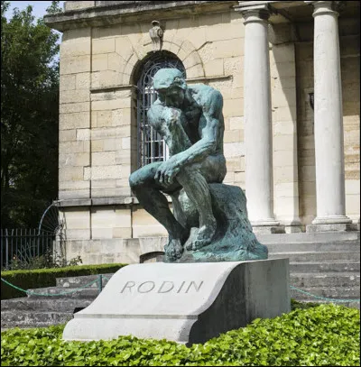 Quel est le nom de la sculpture qui surplombe la sépulture de Rodin et de sa femme ?