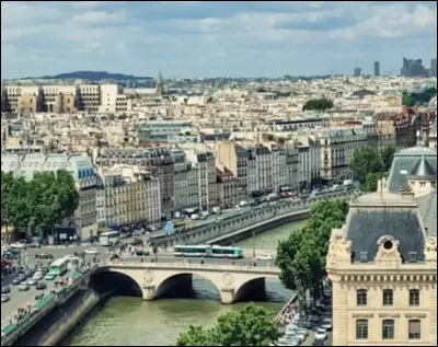 Dans quelle grande ville est-il né ?