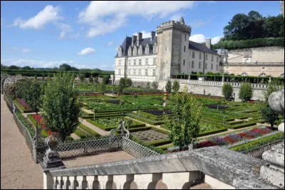 Également pourvu de magnifiques jardins à la française, il est situé dans le Val de Loire. Il est un des derniers palais de la Renaissance à être construit sur les bords de Loire, pourtant il ne surplombe pas la Loire mais le Cher :
