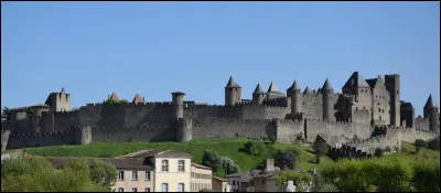 Née au pays cathare, cette cité comprend une double enceinte de 3 km de long, et comprenant 52 tours. Elle est située sur un promontoire au-dessus de l'Aude, et a été inscrite au patrimoine mondial de l'UNESCO en 1997.