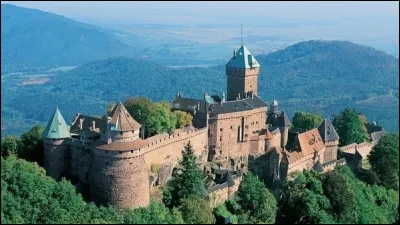 Perle de la région, situé à une altitude de 757m, il contemple la plaine d'Alsace et est visible depuis Sélestat et Colmar par temps clair. Le nom du château se traduit par « haut-château du roi » :