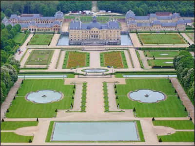 Situé en Seine-et-Marne près de Melun, ses jardins sont signés par André Le Nôtre et Louis Le Vau. Il a été construit pour Nicolas Fouquet au XVIIe siècle :
