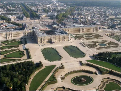 Il est naturellement connu dans le monde entier pour sa fameuse galerie mais aussi pour ses magnifiques jardins à la française. J'ai nommé le château de...