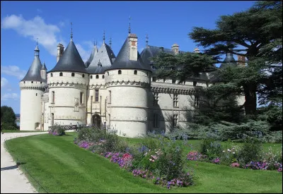 Je suis situé entre le château de Blois et le château d'Amboise et je surplombe la Loire. J'organise chaque année depuis 1992, un concours floral international. Qui suis-je ?