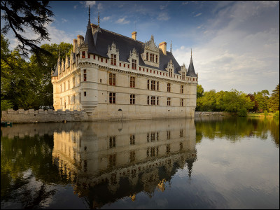 Bâti sur une île au milieu de l'Indre, le château actuel est construit sous François Ier. Il se situe à proximité de Chinon et de Langeais, autres grands châteaux de Touraine. De quel château s'agit-il ?