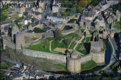 Situé en Ille-et-Vilaine, c'est un des plus imposants châteaux forts de France. De quel château s'agit-il ?