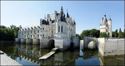 La photo vous parle normalement. Non ? Alors un petit indice : ce château se trouve sur le Cher en Indre-et-Loire. Oui, il s'agit de trois cours d'eau De quel château s'agit-il ?