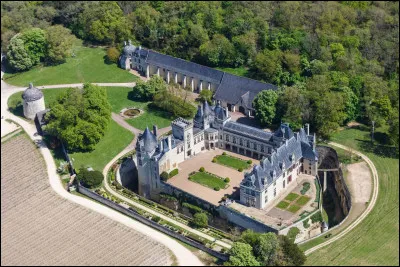 La particularité de ce château réside en son réseau troglodytique situé sous ce dernier. Situé à 10 km de Saumur dans le Maine-et-Loire, il est proche de la grande abbaye de Fontevraud. De quel château s'agit-il ?