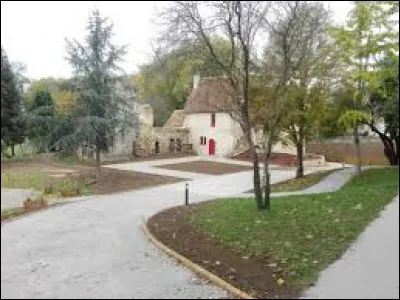 Je vous emmène dans la Sarthe à la découverte du vieux château de Juillé, qui accueille la mairie. Nous sommes en région ...