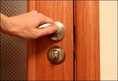 Avez-vous une autre façon de dire "fermer la porte" ?