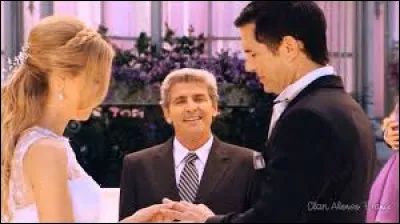 Quelle est la couleur de la robe de Violetta lors du mariage de German et d'Angie ?