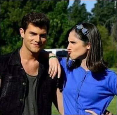 Comment Violetta réagit-elle quand elle apprend que Diego son ex, sort avec Francesca sa meilleure amie dans la saison 3 et qu'ils ne lui ont rien dit ?