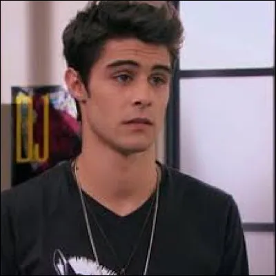 Comment s'appelle le professeur pour qui Thomas travaille ?