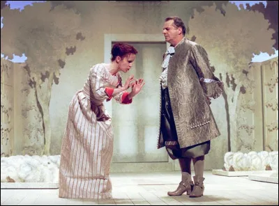 Qui est l'auteur de la comédie en cinq actes ''L'École des femmes'' ?