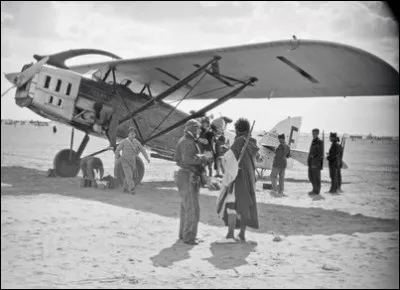 Quel pilote, en 1926, sur la liaison Casablanca-Dakar, suite à une panne moteur est pris en otage par des Maures ?