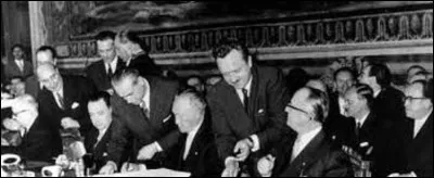 25 mars 1957 : 
Voit la naissance de l'Europe. Au départ, ils ne sont que six pays à signer le traité de Rome instituant la Communauté économique européenne (CEE) : La France, la République fédérale d'Allemagne, l'Italie, la Belgique, les Pays-Bas. Quel est le dernier ?