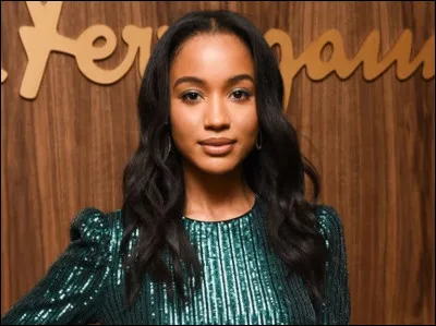 Comment s'appelle la jeune femme qui travaille chez Pop's ?