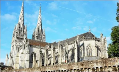 Commencée au XIIIe siècle, elle n'est achevée qu'au XIXe, c'est la plus ancienne cathédrale gothique de Bretagne.Où peut-on voir son portail à 7 voussures sculptées d'angelots ?