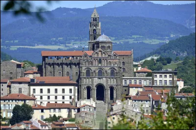 Plusieurs styles la composent car elle s'est agrandie au fil du temps à cause des nombreux pèlerins sur le chemin de Saint-Jacques. Nous la visitons à...