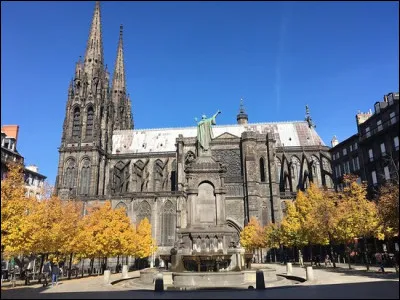 Cette cathédrale doit sa couleur noire à la pierre de lave utilisée pour sa construction. Elle se trouve à...
