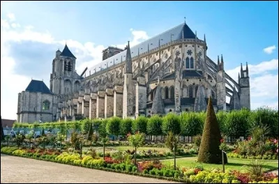 Elle surplombe le jardin de l'Évêché. Sans transept elle offre une impressionnante perspective. Elle est immense et les vitraux sont superbes. Où la trouve-t-on ?