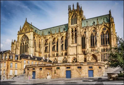 Elle domine la ville depuis le XIIIe siècle de sa pierre à l'éclat doré. Mais quelle ville ?