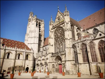 Elle est l'une des premières cathédrales gothiques, dès 1135, avec ce qui deviendra la marque de cette architecture, arcs-boutants, voûtes d'ogive, ouvertures laissant entrer la lumière. Elle se trouve à...