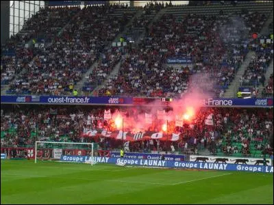Les ultras du Stade rennais sont rassemblés dans la tribune Mordelles. À quoi ce nom fait-il référence ?