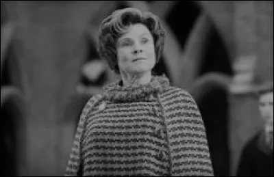 Quelle est la couleur habituelle des tenues du professeur Ombrage ?