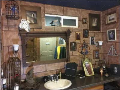 Quelle créature est représentée sur le vitrail de la salle de bains des préfets du cinquième étage ?