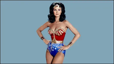 Dans "Les Nouvelles aventures de Wonder Woman", comment l'héroïne se transforme-t-elle ?