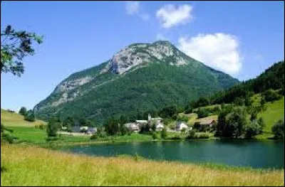 Je vous emmène pas loin de Chambéry, à La Thuile. Commune d'Auvergne-Rhône-Alpes, elle se situe dans le département ...